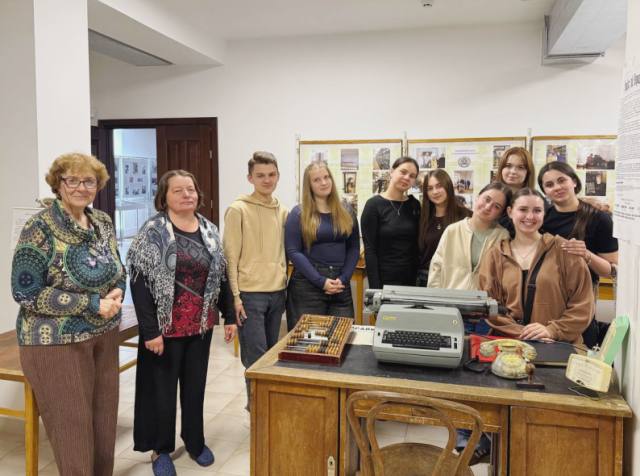 В кімнаті із архівними експонатами